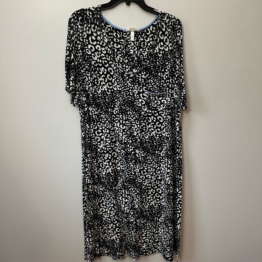 Soma Night Gown Black and White with light blue neckline and pocket trim. Size L